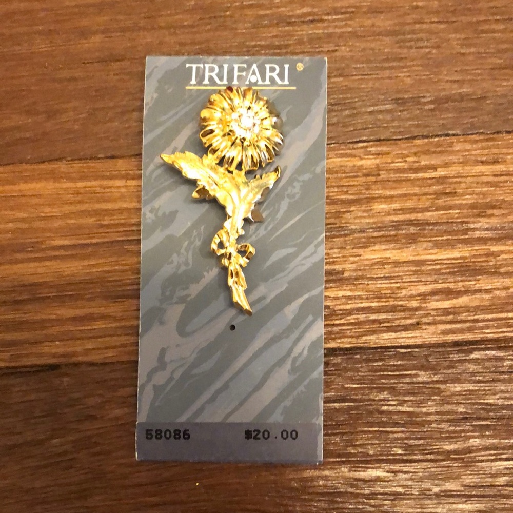 Trifari Gold Tone Flower Brooch Pin Vintage Style Floral Rhinestone New On Card